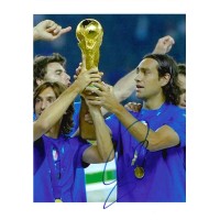 Autografo di Alessandro Nesta su fotografia con Coppa del Mondo FIFA