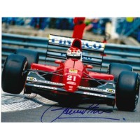Autografo di Emanuele Pirro su foto con monoposto rossa in pista F1