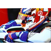 Autografo di Kevin Magnussen su fotografia a colori del casco Haas F1