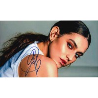 Gaia autografo su fotografia ritratto ravvicinato
