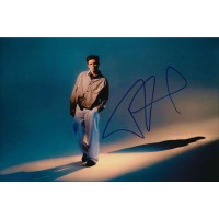 Autografo Kamrad su fotografia promozionale a colori